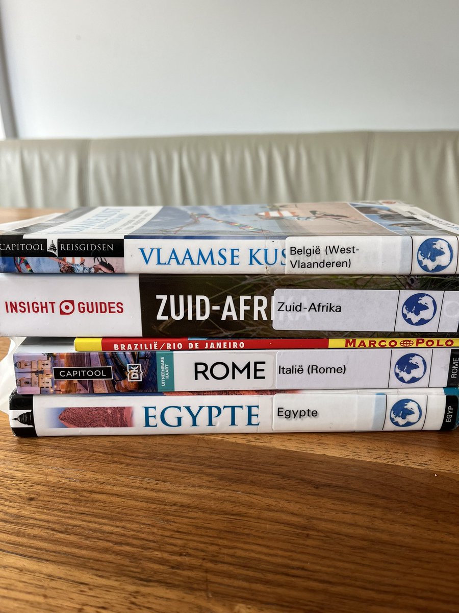 scriptgirlnl's tweet photo. De zoveelste week dat ik heel moe ben op zaterdag. Maar ach, ik kan aftellen tot de vakantie. Dat dan weer wel 👍

En in de vakantie ga ik met oudste dochter vakanties plannen. Net in de bieb ouderwetse reisgidsen gehaald, want dat bladert zo lekker onderuitgezakt op de bank 😂 https://t.co/JCDOquWRH7
