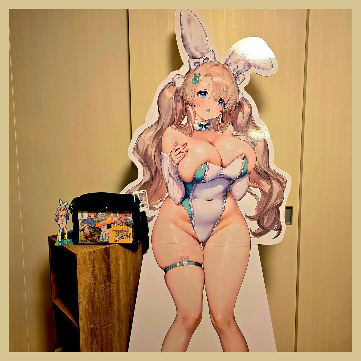 Quaceus_brds2's tweet photo. でででで、でけえええ！！💦
自宅で見ると、一段と大きく感じます笑
バニーティルちゃんはありがたく私がお迎えさせていただきました！

ハンさん、ゲムぼくさん、礒部さん、最高な時間をありがとうございました✨そしてパネルを持ち帰られた方々、お疲れ様でした😱💦
#ブラウンダスト2
#ブラジョー https://t.co/QfYlpVGxFa