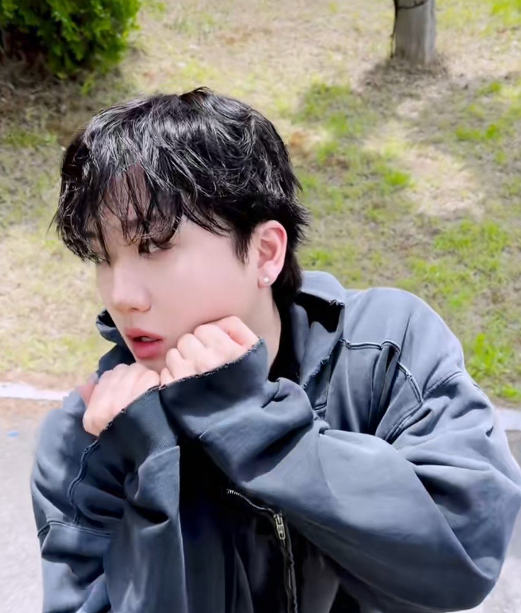 felixsrightarmm's tweet photo. he's like. unfathomably pretty. how is anyone just walking around looking this gorgeous. LETHAL levels of beauty here. https://t.co/aW8RSsO8GH