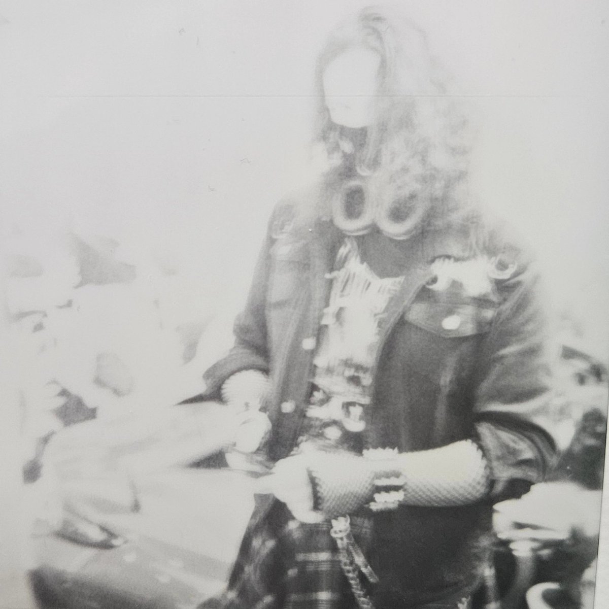 _dragonboyx's tweet photo. Btw danke @MrChrodo für dieses mega mysterious aussehende Polaroidfoto :3 https://t.co/NENJzrHf6j