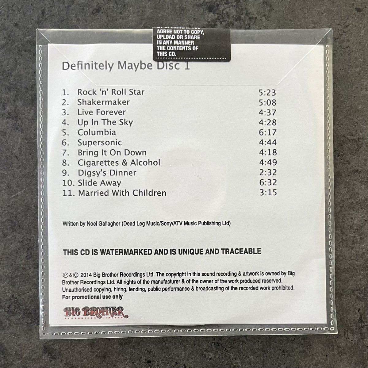 oasiscollector's tweet photo. #oasis #definitelymaybe 3 disc #chasingthesun #promotional #cd https://t.co/lIP8hFBhYn