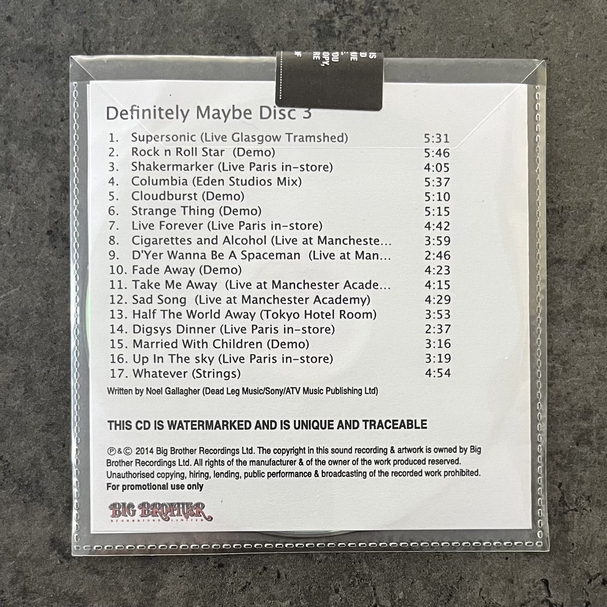 oasiscollector's tweet photo. #oasis #definitelymaybe 3 disc #chasingthesun #promotional #cd https://t.co/lIP8hFBhYn