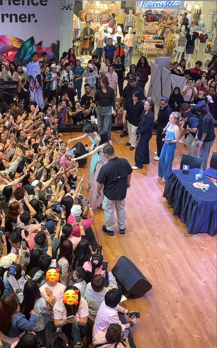 erosofnyx's tweet photo. I just love how interactive they are 🥹
Giving fist bomb and heart 👊🏻🫶🏻

#ThaiGLFest3 #BlossomLikeAFlower #ormfolk  #omeorm #ffolky https://t.co/ejs11A6mR7