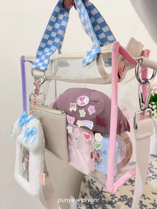 bloomyngjie's tweet photo. beli tas pvc CAKEPP BANGETT ASLI udah free sticker plus poca holder🥰🎀 https://t.co/i0E1jzWjHv
