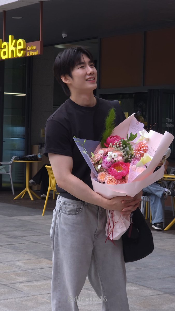 duari1016's tweet photo. #손우현 퇴근길 https://t.co/L8BNDptMSF