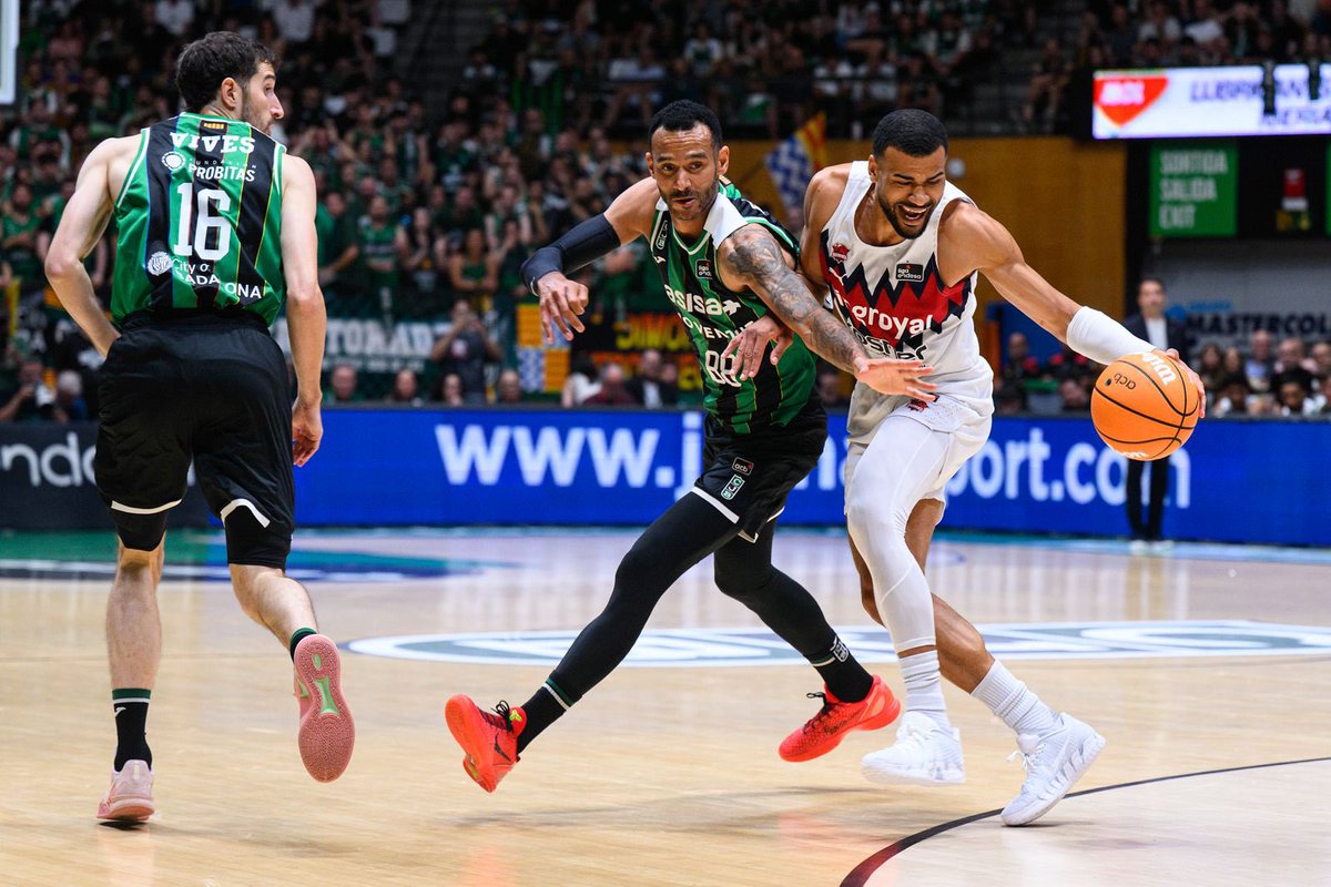 FlashPenya's tweet photo. 🤔Sabies que... la @Penya1930, en dues ocasions, i el @bczalgiris son els únics equips que han deixat el @Baskonia per sota dels 70 punts en els 77 partits que l'equip basc ha disputat aquesta temporada?

👉 Joventut-Baskonia, 81-69 i 82-63
👉 Zalgiris-Baskonia, 82-67

📷CJB https://t.co/4sF4fheFuK