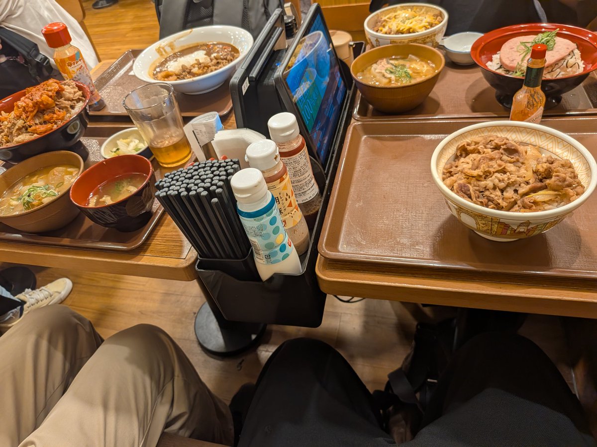 tknsftlemon's tweet photo. アフター(飯)
右下がぼくなんだけど牛丼の大盛が霞むテーブルって何 https://t.co/pHuN8RSV6w