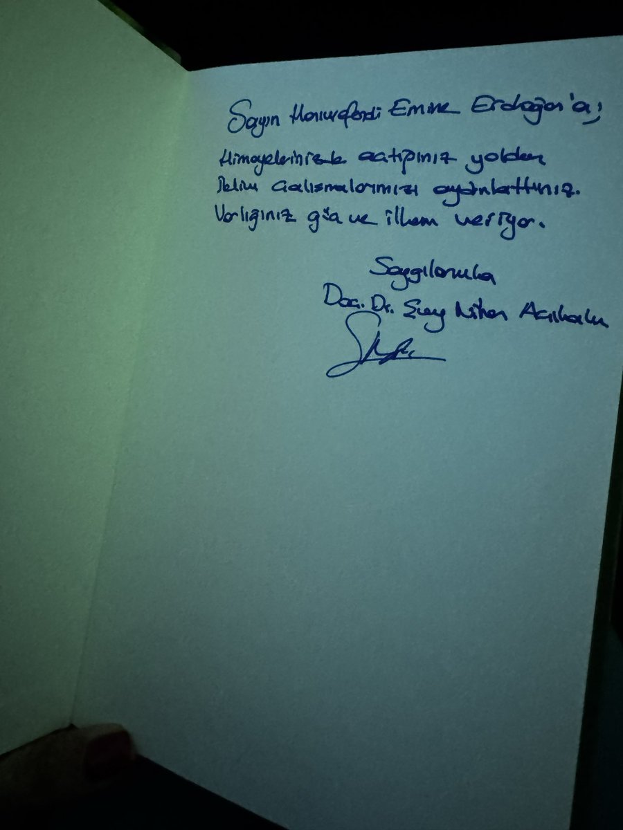 drsuaynilhan's tweet photo. Sıfır Atık hareketinin öncüsü ve Türkiye’nin iklim diplomasisinin ilham kaynağı  Saygıdeğer @EmineErdogan Hanımefendi’ye editörlüğünü üstlendiğim alanında sayılı çalışmalardan biri olan “Dönüm Noktasında İklim Diplomasisi: Multidisipliner Bir Bakış” kitabımı takdim ettim. Her zamanki ilgisi ve nezaketi için minnettarım 🌺♻️🇹🇷🧿

@sifiratikvakfi0 
@turkiyecop31 
@BloomsburyAcad