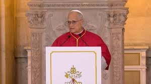 EuprepioPadula's tweet photo. LEÓN XIV EN ESPAÑA: UN DISCURSO VALIENTE PARA TIEMPOS DIFÍCILES 

León XIV acaba de llegar a España y su primer gran discurso ya deja una huella clara.

No ha venido a hablar únicamente de la Iglesia. Ha venido a hablar de la sociedad.
En un país y en una Europa cada vez más polarizados, el Papa ha pronunciado una intervención valiente, comprometida y profundamente responsable, poniendo el foco en la dignidad humana, la convivencia y la necesidad urgente de recuperar el diálogo.
Su denuncia de quienes “avivan el fuego de las polarizaciones” constituye uno de los mensajes más relevantes de esta visita. Porque la polarización no es simplemente una diferencia de opiniones. Es una dinámica que erosiona la convivencia, debilita las instituciones y convierte al adversario en enemigo.
Frente a esa realidad, León XIV propone algo tan sencillo como revolucionario: escucharnos más y enfrentarnos menos.
Pero también ha querido afrontar una de las heridas más dolorosas de la Iglesia. Su compromiso con la verdad, la justicia y la lucha contra los abusos sexuales demuestra que no puede existir liderazgo moral sin responsabilidad ni credibilidad sin reconocimiento del sufrimiento de las víctimas.
Este primer discurso en España trasciende lo religioso.
Es una llamada al encuentro en tiempos de confrontación.
Una defensa de la dignidad humana frente a cualquier forma de exclusión.
Y un recordatorio de que el diálogo sigue siendo la herramienta más poderosa para construir sociedades más fuertes, más justas y más cohesionadas.
En una época en la que demasiados se benefician del conflicto, escuchar a alguien defender los puentes frente a los muros merece, al menos, una reflexión.
#LeónXIV #Papa #España #Diálogo #Convivencia #Liderazgo #DignidadHumana #Valores #Sociedad