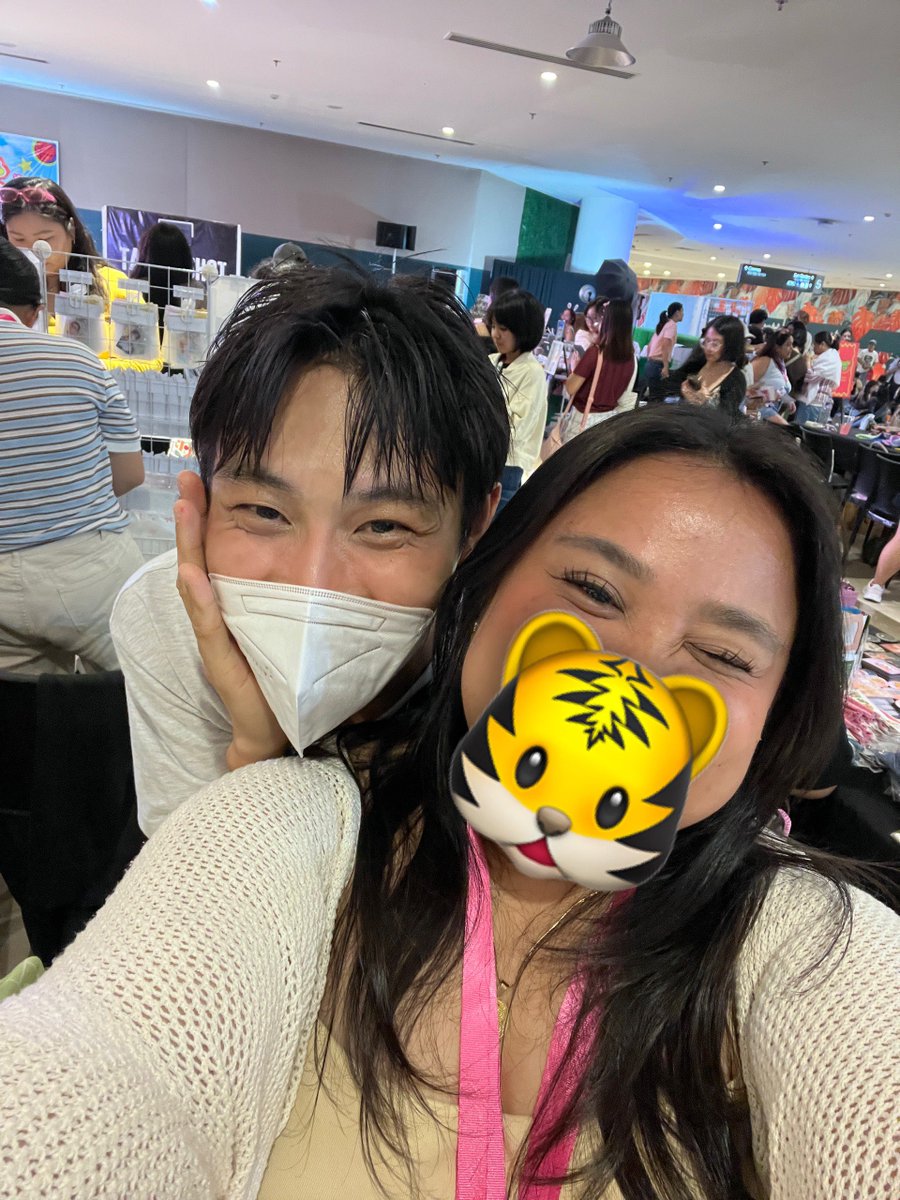 hoshihorawr's tweet photo. Nice meeting youuu, @artofwang! 

#SlipIntoTheHOSHIVERSE https://t.co/BDImtJi1Ry