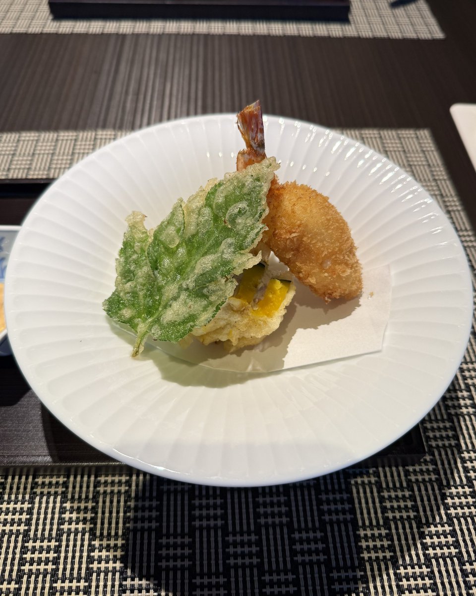1995_emrtk's tweet photo. 家族のバースデーでホテルのレストランで食事。

スカイツリーがよく見える席で、夜景を眺めながらゆっくり過ごせました https://t.co/Dw1s8CwcrD
