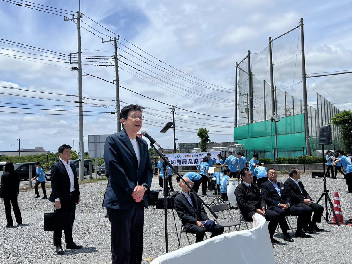 hmatsu63's tweet photo. 地元は良いですね。今日は印西市でJA西印旛主催のお祭りに参加。印西市、白井市、栄町の首長さん達と組合長さんがいらっしゃる中、オープニングで挨拶をさせていただきました。好天に恵まれたくさんの人出で賑わっていました。その後はいつもの街頭演説へ。���西市内のニュータウンを中心に5ヶ所。お題は最近の新聞誌面から取り上げました。次いで印西事務所でミニ集会。テーマは憲法改正でしたが、話は安全保障まで広がりました。質問も多くいただき、有意義な集会になりました。最後は印西市、白井市、栄町の自民党三支部合同の懇談会へ。いつもお世話になっている皆さんに会うと国会の緊張感も緩んでホッとします。地元は良いですね。