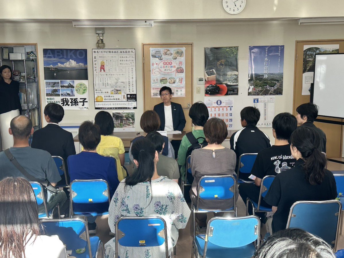 hmatsu63's tweet photo. 地元は良いですね。今日は印西市でJA西印旛主催のお祭りに参加。印西市、白井市、栄町の首長さん達と組合長さんがいらっしゃる中、オープニングで挨拶をさせていただきました。好天に恵まれたくさんの人出で賑わっていました。その後はいつもの街頭演説へ。���西市内のニュータウンを中心に5ヶ所。お題は最近の新聞誌面から取り上げました。次いで印西事務所でミニ集会。テーマは憲法改正でしたが、話は安全保障まで広がりました。質問も多くいただき、有意義な集会になりました。最後は印西市、白井市、栄町の自民党三支部合同の懇談会へ。いつもお世話になっている皆さんに会うと国会の緊張感も緩んでホッとします。地元は良いですね。