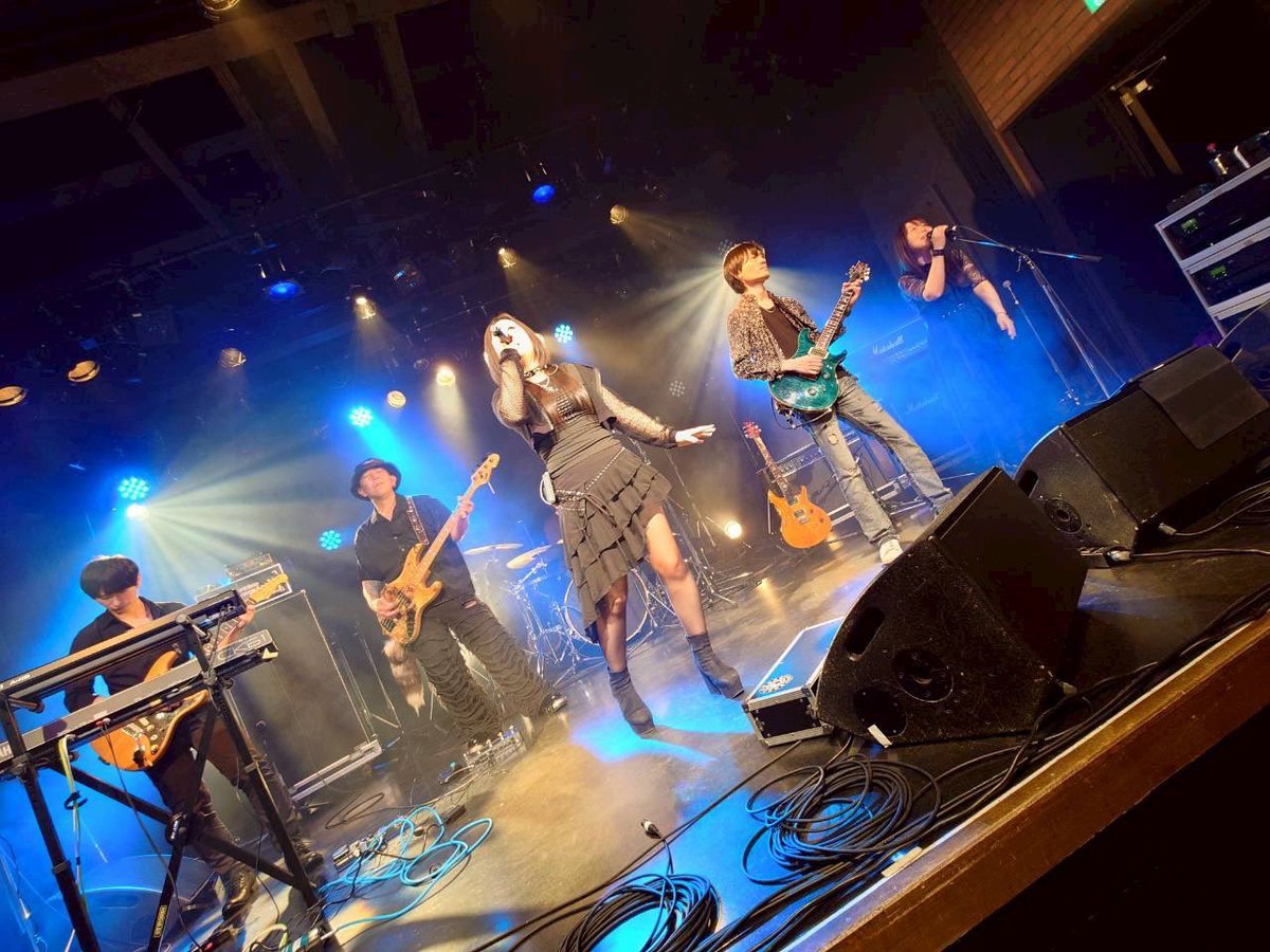 hazime_onishi's tweet photo. 上木彩矢cover band”Kaming Voice”の初ライブ無事に演り終えました！
-セットリスト-
1.ピエロ
2.ミセカケのI love you
3.Secret Code
4.傷だらけでも抱きしめて
5.もう君だけを離したりしない
6.君去りし誘惑
7.愛は暗闇の中で
皆に感謝🙏💕
#上木彩矢
#KamingVoice https://t.co/FbdBNRLBvl