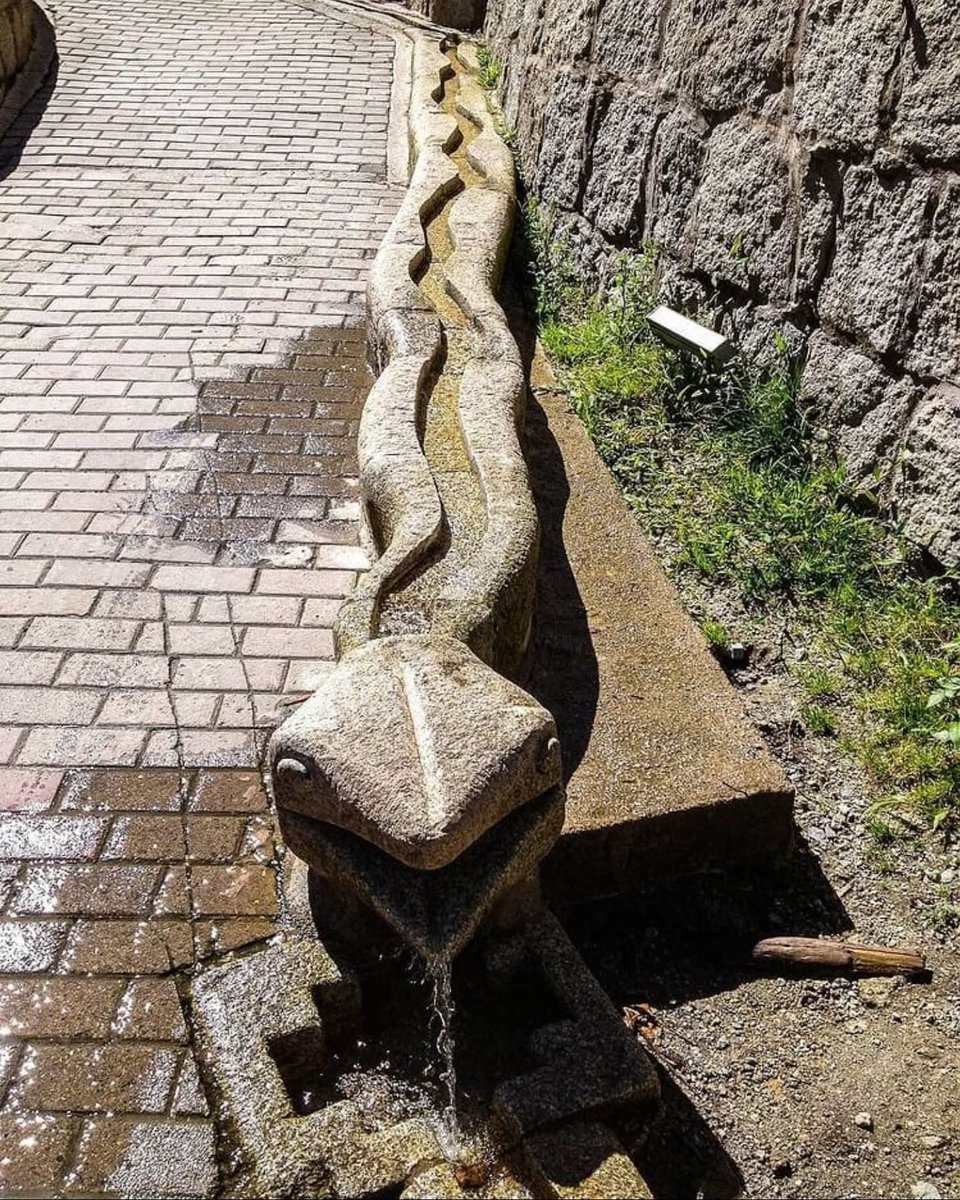 Dr_TheHistories's tweet photo. Ancient Serpent Irrigation System - Machu Picchu, Peru 🇵🇪 

The stone channel is carved into a serpentine shape, reflecting Inca mastery of both hydraulics and symbolic landscape design.

This engineering marvel is still functional, with water flowing through the channels centuries after its construction. 

#drthehistories