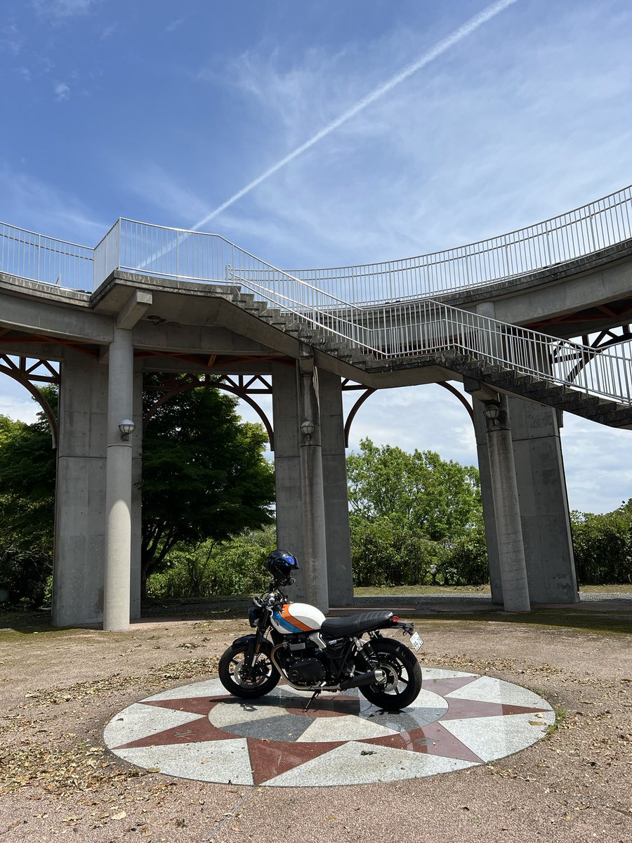 naimon14's tweet photo. 呉の兵舎跡へ行った後とびしま海道へ
片道570円するけどかめやで往復券が650円で販売してると聞き、券を買ってから安芸灘大橋へ
景色めっちゃ良かったし走りやすいしバイクおすすめ👍　でも虫が多くてフルフェイスに当たりまくり💦　展望台も映え写真は撮れたけど道が酷い😱

次はどこ行こうかな？ https://t.co/CD0tBW3ggP