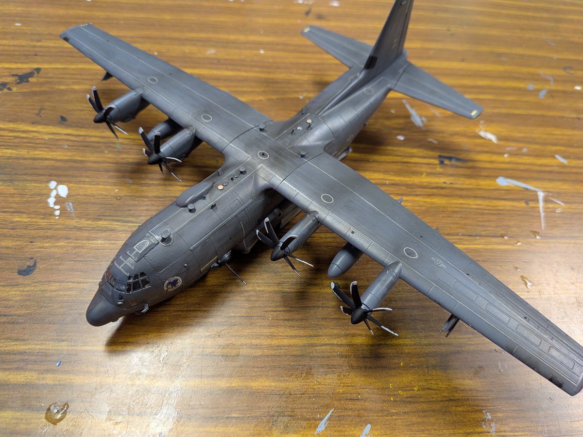 U_S_Takuan's tweet photo. AC-130J完成！
　今回は少し空白期間ができてしまいましたが、再開したらあっという間に完成しました。
　作っていてとても楽しいキットでした。また作りたいです。
ちなみに部隊はユーチューバーニキが搭乗したものにしました。
https://t.co/tqpU40ZSDY
#144スケモ https://t.co/AVnme0Kv0b