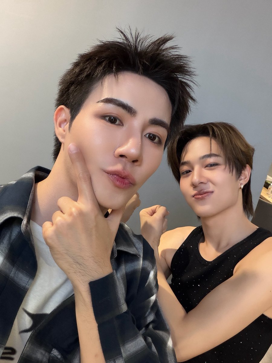 zee_pruk's tweet photo. จบไปแล้ว เป็นยังไงกันบ้างทุกคน? ขอบคุณที่เปนกำลังใจให้เฮียกับหนูและพึกพึก TPOP นะครับ ไก่ซิ่งละลาย สนุกมาก ไว้เจอกันโอกาสหน้า 

#MOVEONCONCERTxZeeNuNew https://t.co/70v3OY3AdL