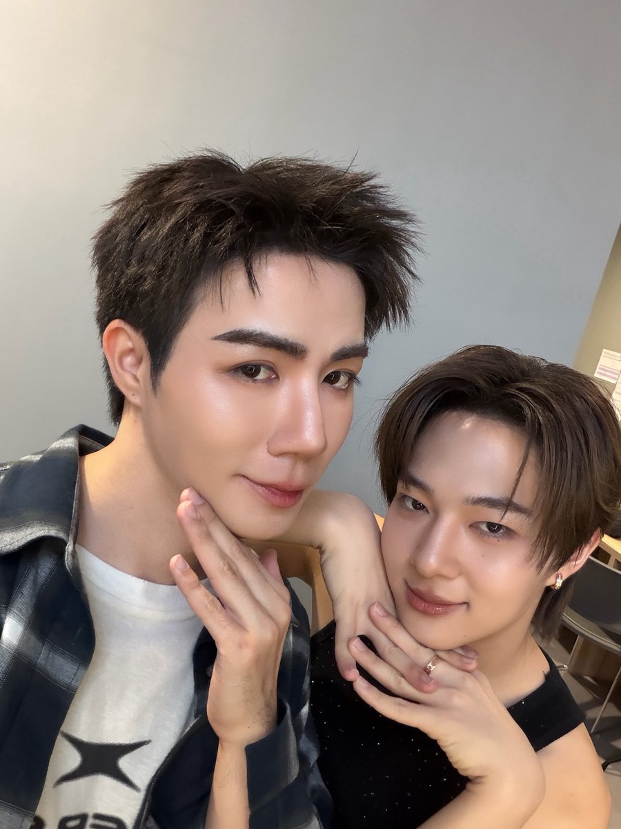 zee_pruk's tweet photo. จบไปแล้ว เป็นยังไงกันบ้างทุกคน? ขอบคุณที่เปนกำลังใจให้เฮียกับหนูและพึกพึก TPOP นะครับ ไก่ซิ่งละลาย สนุกมาก ไว้เจอกันโอกาสหน้า 

#MOVEONCONCERTxZeeNuNew https://t.co/70v3OY3AdL