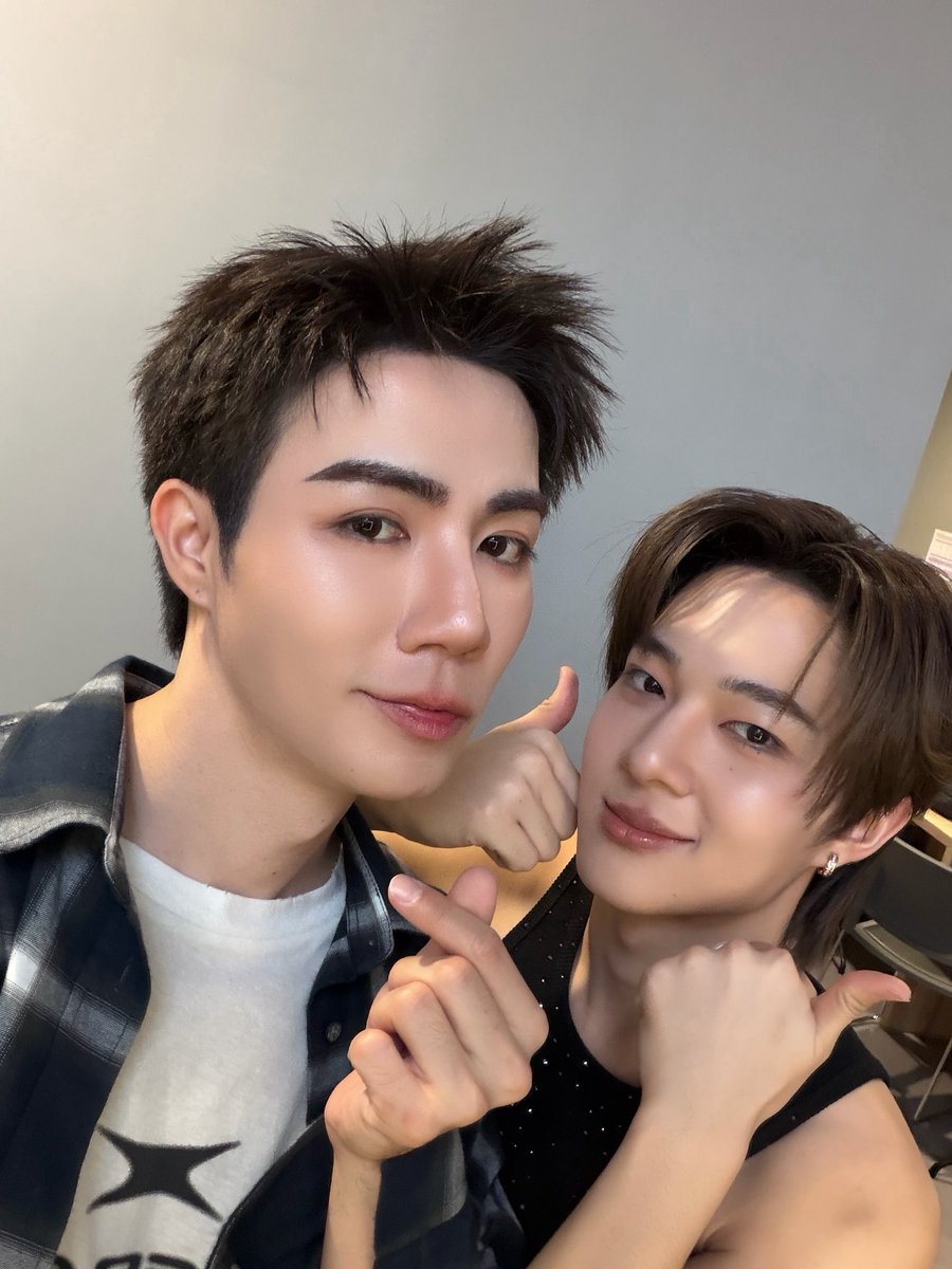 zee_pruk's tweet photo. จบไปแล้ว เป็นยังไงกันบ้างทุกคน? ขอบคุณที่เปนกำลังใจให้เฮียกับหนูและพึกพึก TPOP นะครับ ไก่ซิ่งละลาย สนุกมาก ไว้เจอกันโอกาสหน้า 

#MOVEONCONCERTxZeeNuNew https://t.co/70v3OY3AdL