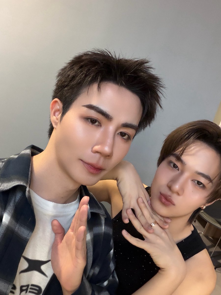 zee_pruk's tweet photo. จบไปแล้ว เป็นยังไงกันบ้างทุกคน? ขอบคุณที่เปนกำลังใจให้เฮียกับหนูและพึกพึก TPOP นะครับ ไก่ซิ่งละลาย สนุกมาก ไว้เจอกันโอกาสหน้า 

#MOVEONCONCERTxZeeNuNew https://t.co/70v3OY3AdL