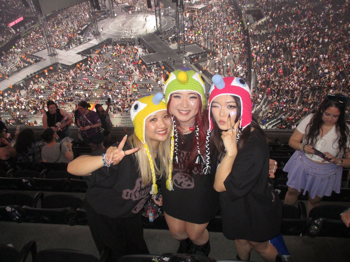 kelli⁷ is seeing bts!! tweet media