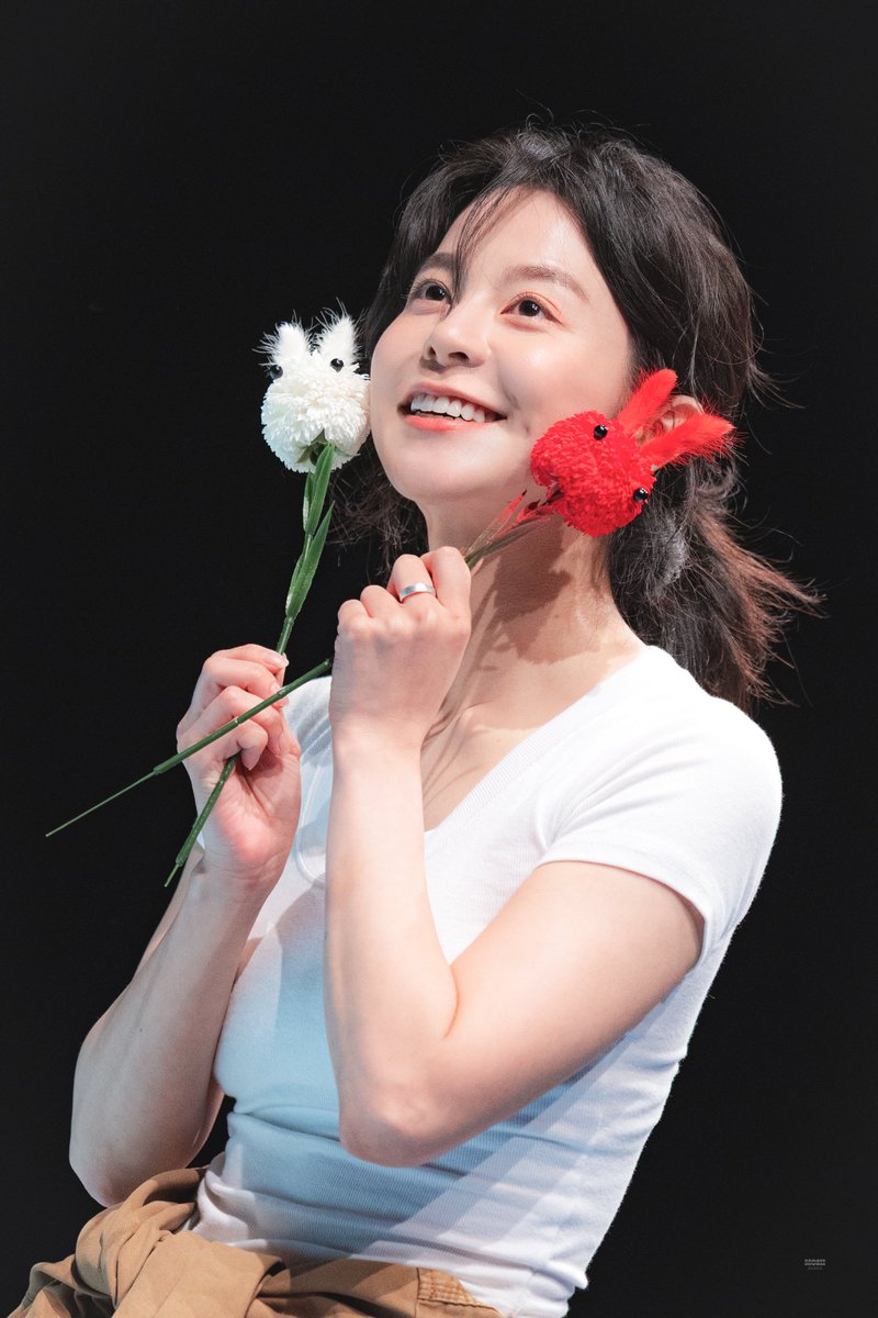 Mozii_pic's tweet photo. 260605 화이트 래빗 레드 래빗
#김주연 https://t.co/XM4zVmkiHu