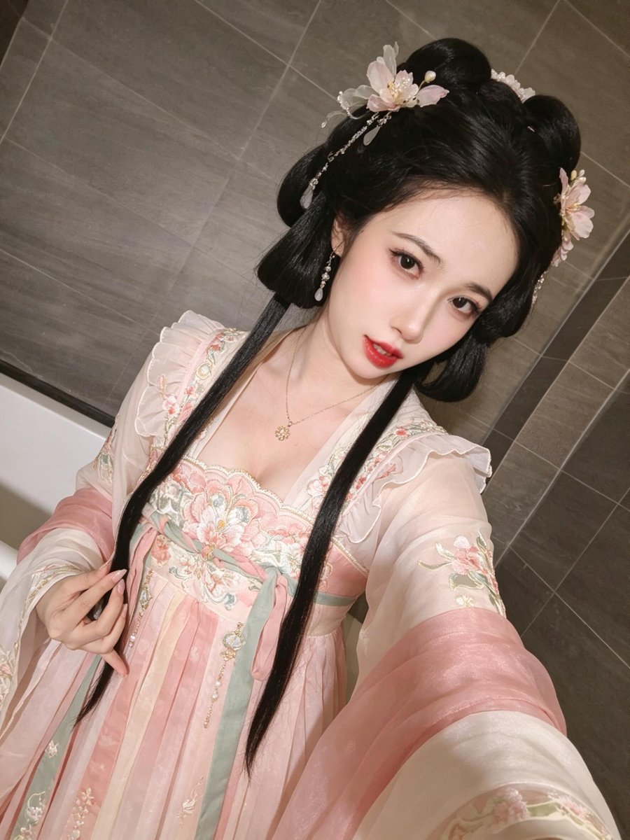 Ya9uze's tweet photo. 【贵妃娘娘VS小公主｜二选一，你pick哪一套？】（左边）一袭金橙华服，凤冠霞帔，步摇叮当，她是深宫里最耀眼的贵妃娘娘，眉眼间尽是倾国风华，一抬手便是三千宠爱在一身～
（右边）粉嫩轻纱，琼花点缀，长发如瀑，她是皇宫里最甜的小公主，笑起来像春风拂面，软萌可爱到让人想把全世界都捧到她面前～二选一，你更爱哪一套？
是高贵大气、气场全开的贵妃娘娘？还是甜美灵动、梦幻满分的粉嫩小公主？
快在评论区打上【贵妃】or【公主】告诉我你的选择呀～喜欢这套古风对决的姐妹们，三连走起：点赞+关注+转发！
私信我“贵妃”或“公主”告诉我你的pick，我会随机抽取幸运儿送同款汉服小周边哦～💖#贵妃娘娘VS小公主 #汉服二选一 #古风美女 #汉服日常 #古装cos #哪个更香 #姐妹们来投票 #关注送福利