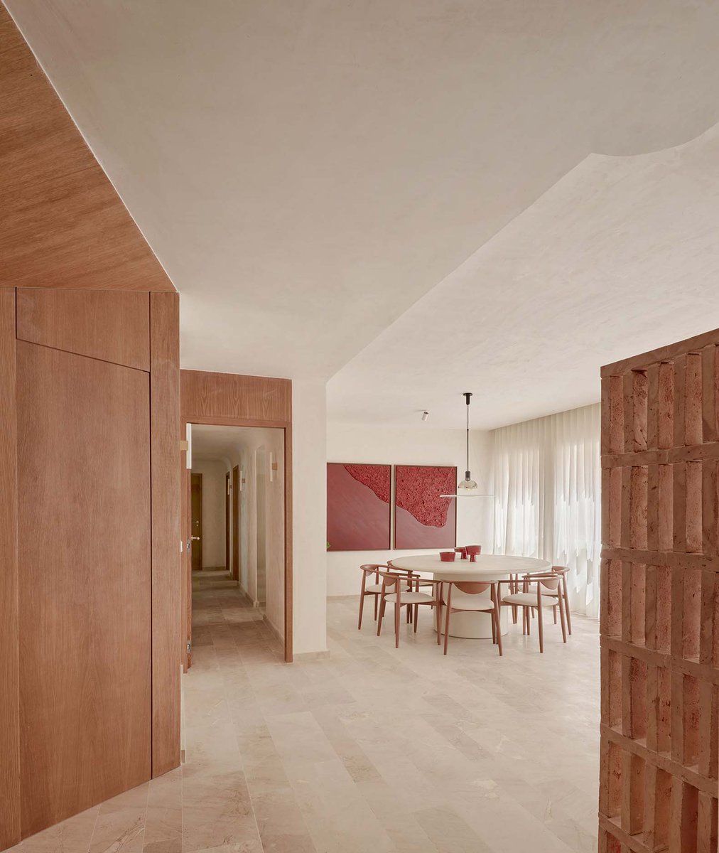 METALOCUS's tweet photo. El estudio de arquitectura Pulso Estudio ha sido el encargado de proyectar «Mateu Obrador», una reforma de  vivienda en el centro histórico de Palma de Mallorca. El proyecto  plantea una rehabilitación integral de los espacios, conciliando la  identidad arquitectónica mallorquina con nuevas formas de habitar.
https://t.co/1oFlcG2ooV
Light, matter and time. Mateu Obrador by Pulso Estudio
https://t.co/nooqNN50au