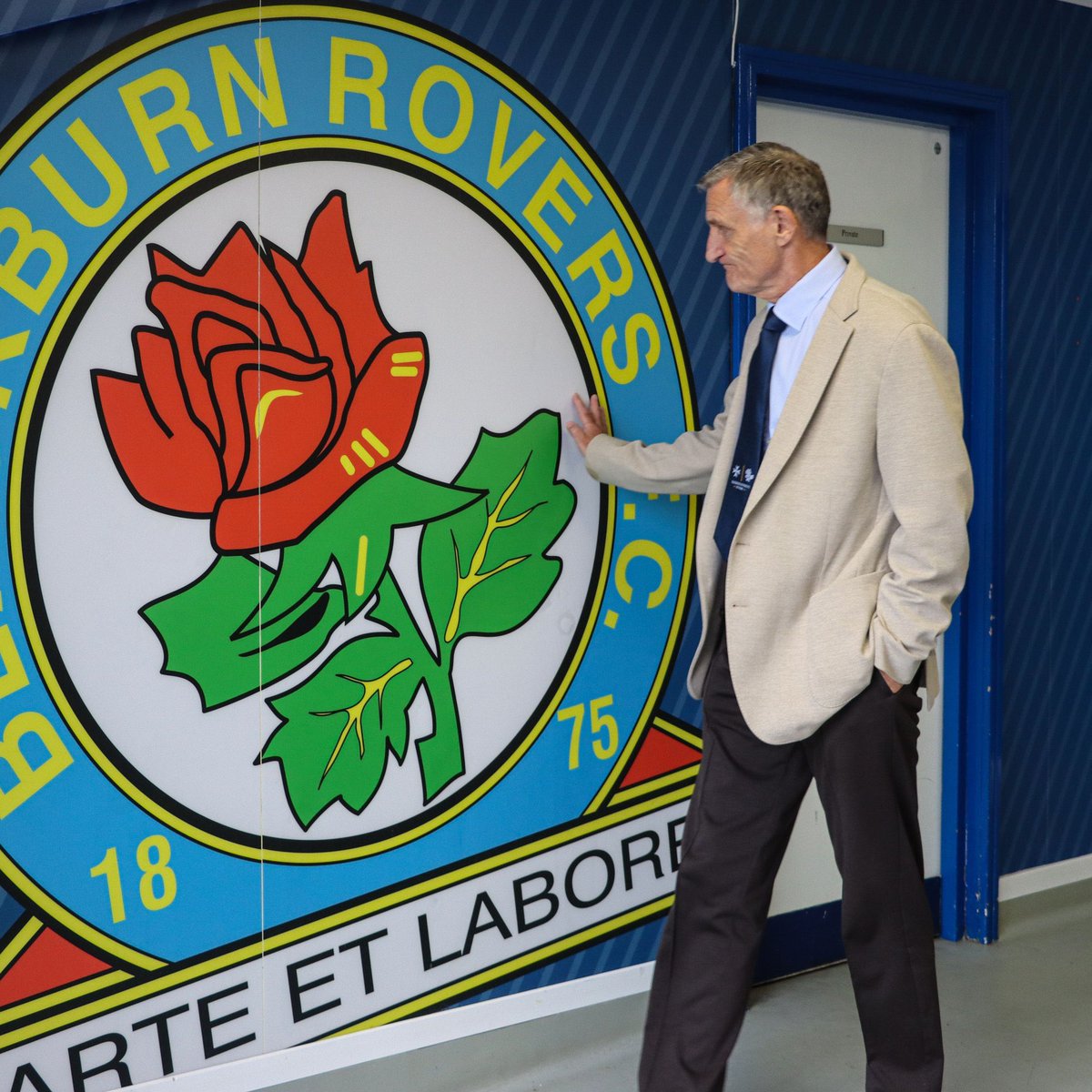 TodoFL's tweet photo. 🔵 La primera etapa de Mowbray en #BlackburnRovers fue muy positiva. Logró el ascenso inmediato y permitió al club asentarse deportivamente en Championship sin sufrir y desarrollando talento joven. van Hecke, David Raya, Tosi , Harwood-Bellis… todos pasaron por sus manos. https://t.co/4Yub93Oj4z