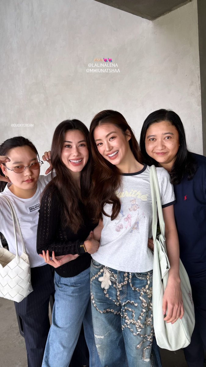 Patamm1's tweet photo. ชอบจัง....เวลาที่หมวยแต่งตัวสบายๆแบบนี้ เสื้อยืดเกงขายาว มันดูน่ารักอ่ะ ดูเหมาะกับคำว่า"หมิวลีน่า" ดี☺️

 #ลีน่าหมิว #LenaMiu https://t.co/xF1zb7vkbH