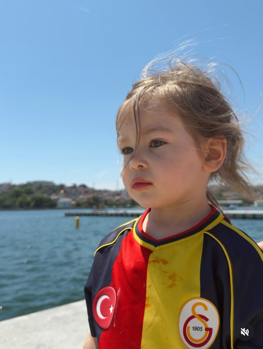 dertlisansli1's tweet photo. onun heryere Galatasaray formasıyla gitmesine bayılıyorum 💅 https://t.co/fGdZikxbJr