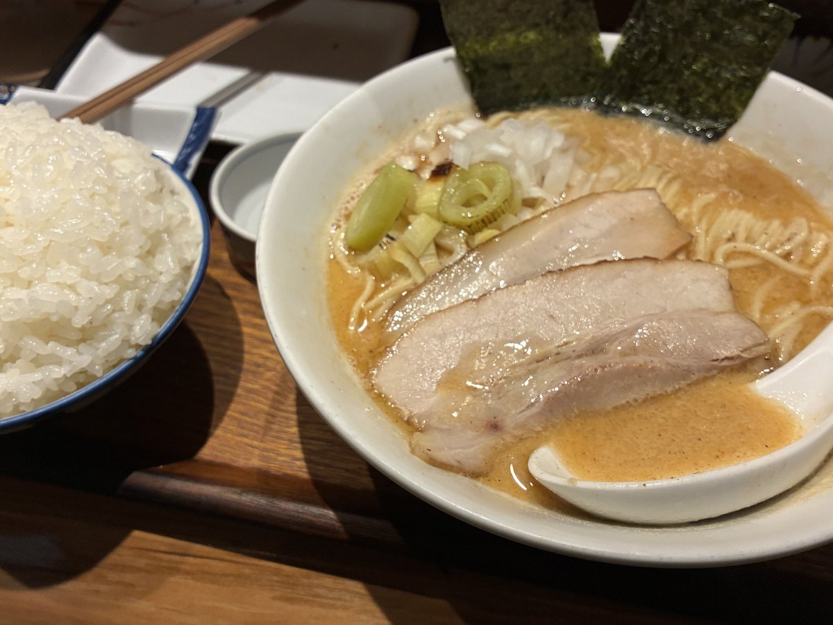 ryisakurao1's tweet photo. 神田駅前の「炭火焼濃厚中華そば 海富道」で鮭。
一緒に行った人が鯖と海老を頼んでいました。
どれも濃い味がして、こういうラーメンもあるんだとびっくり。
具が乗っているのは鮭。2つ写っている手前が海老、奥が鯖。
 #らーじお 
 #37diet 
 #ご褒美のラー ストック 3回 https://t.co/FyTsLXXxOd