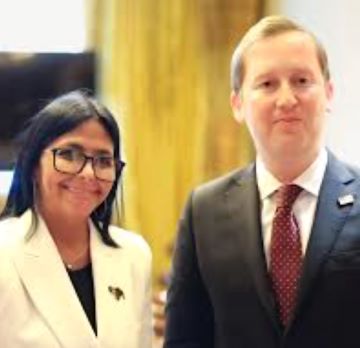 homeroboscan's tweet photo. El Embajador de Estados Unidos en la India,  Sergio Gor, habría sido el encargado de comunicar a Delcy Rodríguez, en Nueva Delhi, las condiciones para un posible acuerdo entre el chavismo y María Corina Machado, tutelado por Estados unidos, para realizar este año elecciones presidenciales en Venezuela...Gor, conocedor de la realidad venezolana, fue nombrado embajador en India en enero, poco después de la captura de Nicolás Maduro...De manera que sus reuniones con Delcy podrían obedecer a un plan preconcebido de Washington que incluía esa designación diplomática...Lo cierto es que Sergio Gor e India son ahora factores importantes en el proceso de transición en Venezuela.