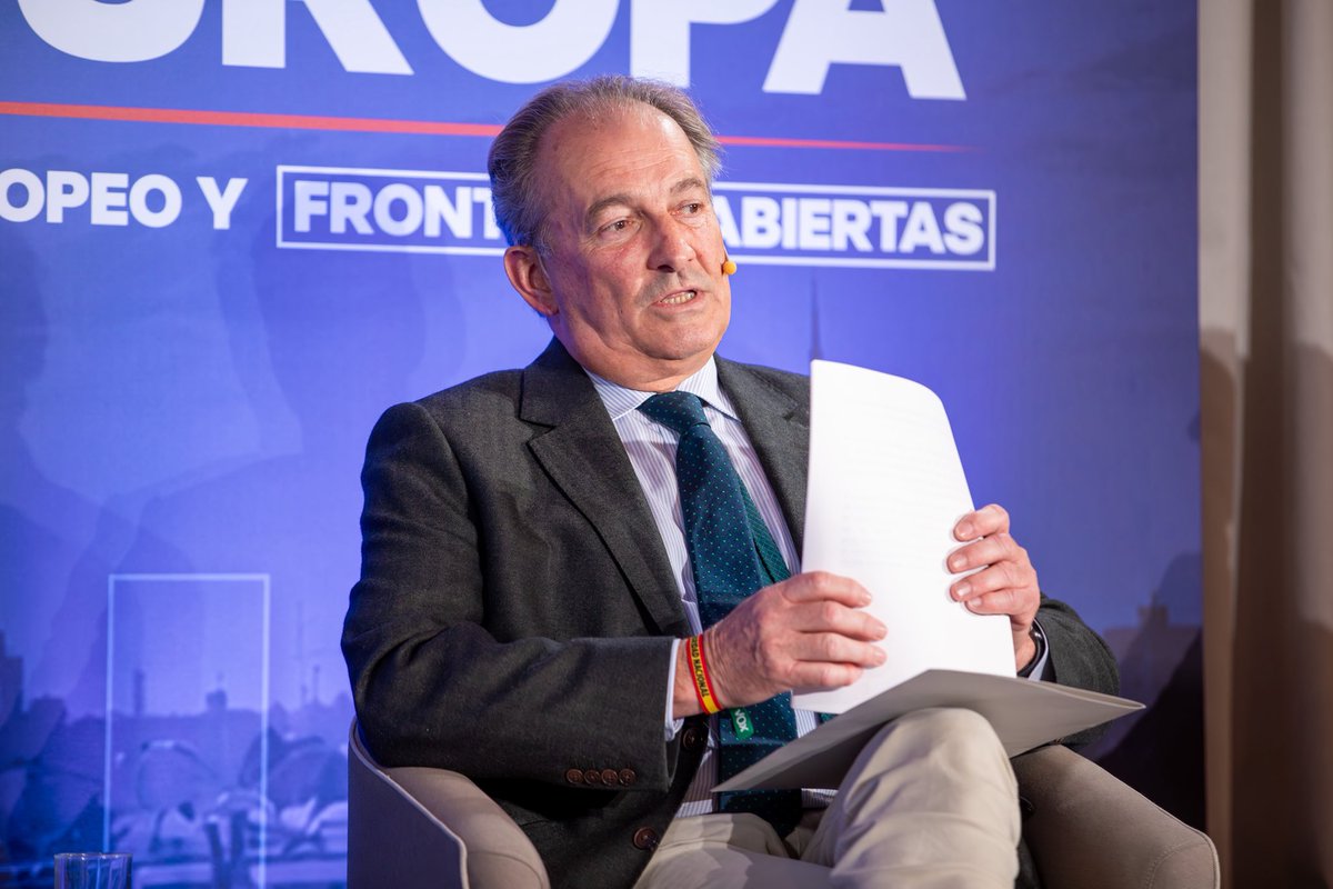 VOX_Valencia's tweet photo. El vicepresidente de VOX Valencia, y ex conseller de agricultura en la Comunidad Valenciana, @AguirreLarrauri, ha participado en el evento ‘El colapso de Europa’, organizado por @patriotsep para hablar de la realidad del campo. 

El campo español lleva años sufriendo decisiones impuestas desde Bruselas que, según VOX y Patriots, ahogan a agricultores y ganaderos con más burocracia, competencia desleal y políticas alejadas de la realidad rural. Defender el campo es defender soberanía, producción nacional y el futuro de nuestros pueblos. 🌾🇪🇸