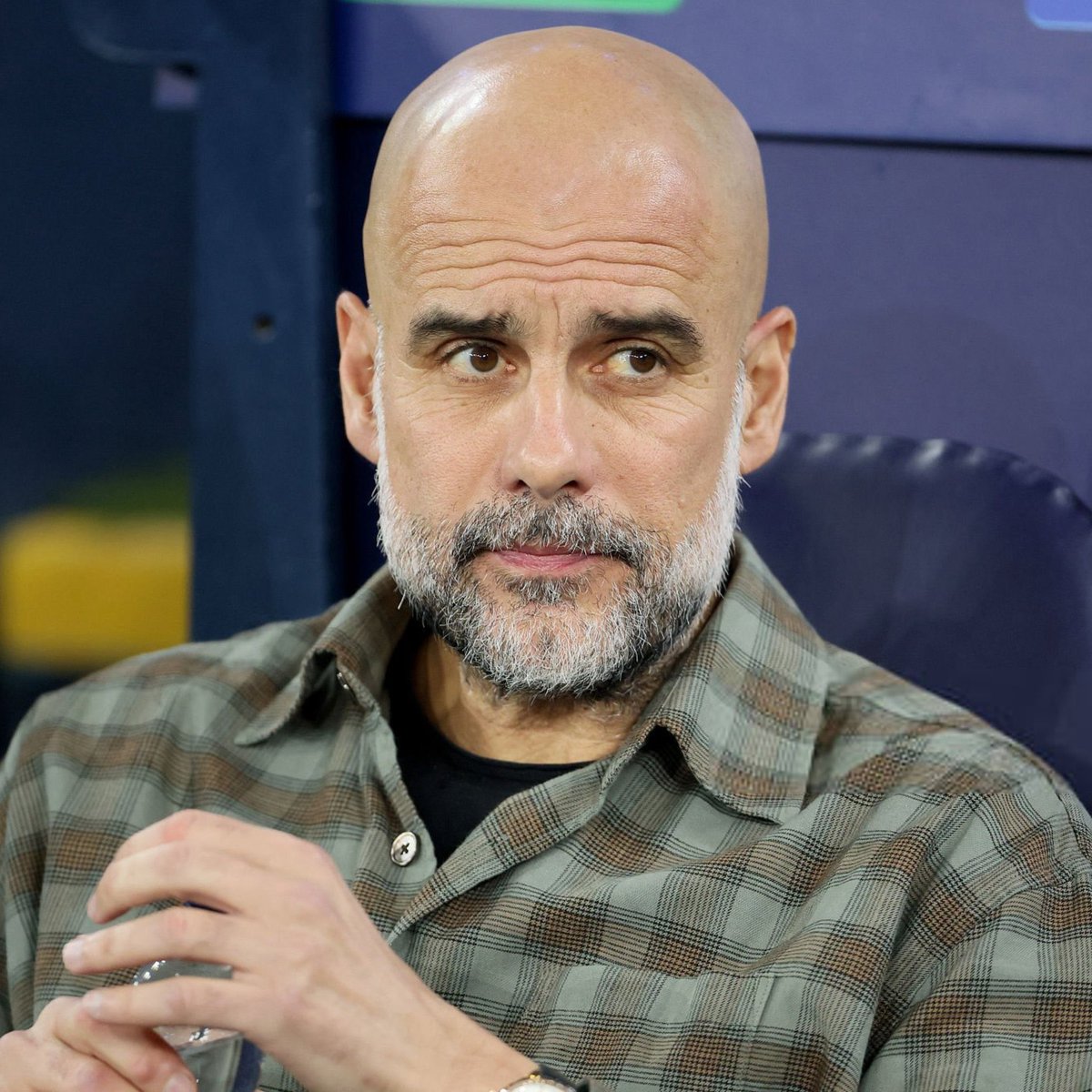 BarcaFRNews's tweet photo. 🚨🚨🎙️ Pep Guardiola à propos de l’obsession de la Ligue des Champions à Barcelone :

« La Ligue des champions est une compétition qui détruit les projets et j’espère que ce ne sera pas le cas ici. Nous ne devrions pas penser que, juste parce que nous ne la remportons pas, tout ce qui a été construit n’est pas bon. Le championnat est la compétition qui t’apporte la constance et la continuité. En Ligue des champions, en revanche, il faut arriver aux phases finales en bonne forme, sans blessures dans l’équipe, et l’impact de l’arbitrage est énorme et colossal dans cette compétition.

C’est pourquoi l’important est que le travail quotidien soit excellent, que l’équipe continue de progresser et de s’améliorer, et qu’ils ne croient pas que, juste parce qu’ils n’atteignent pas la finale de la Ligue des champions ou ne la remportent pas, la saison est considérée comme mauvaise.

Ce qui détermine la base pour évaluer si la saison est bonne ou non, c’est le championnat. »