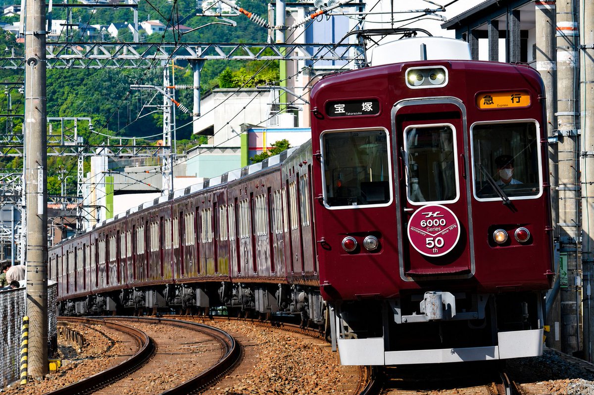 Hankyu_Express's tweet photo. AIえぐすぎ
左　無加工　　　　　　　　右　AIで高画質化 https://t.co/a4zyZ6UOGS