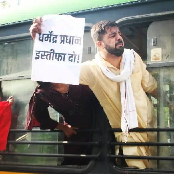 AtultripathiBKU's tweet photo. "धर्मेंद्र प्रधान इस्तीफा दो"😡

#CockroachJantaParty #CJP 
#DharmendraPradhanResign
#JantarMantarProtest #cjp_पार्टी 
#NTA #SonamWangchuk #ScrapNTA 
#Neet #paperleak #genz #protest #india 🇮🇳 https://t.co/NLblbT7vbe