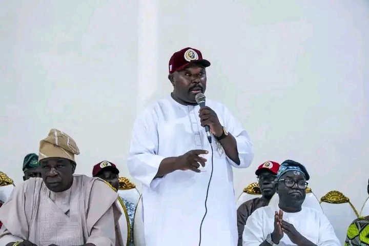 theboySiwaju20's tweet photo. Nothing concern all these ones with what's happening presently,

Man just want to become governor by all means 💔

Till now ,BSA hasn't paid any visit to Bayo Adelabu who is your fellow APC member 

Naso BSA hate Adelabu reach????? https://t.co/ihyPf9PvFM