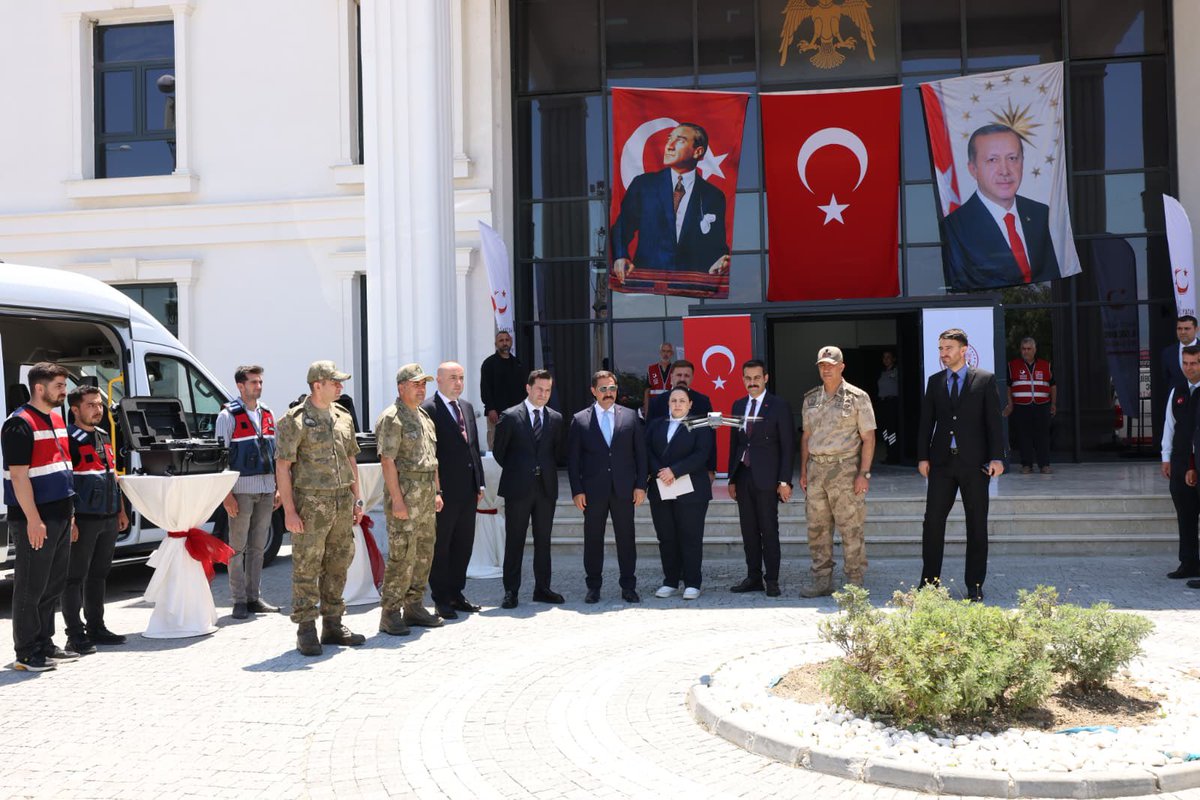 Gocidaresi's tweet photo. Cumhurbaşkanımız Sayın Recep Tayyip Erdoğan’ın liderliğinde, İçişleri Bakanımız Sayın Mustafa Çifçi’nin yönetiminde; ülkemizin güvenliği ve kamu düzeninin korunması için durmaksızın çalışıyoruz. Sınır yönetiminde gerçekleştirdiğimiz teknolojik modernizasyon hamleleriyle hudut güvenliğimizi en üst seviyeye çıkarıyoruz.

Bu kapsamda; Hatay’da sınır güvenliğinin artırılması ve düzensiz göçle etkin mücadele amacıyla, Göç İdaresi Başkanlığımız tarafından temin edilen 13 adet yeni nesil drone sistemi güvenlik birimlerimize teslim edildi.

Hatay Valisi Sayın Mustafa Masatlı, Göç İdaresi Başkanımız Sayın Muhammet Selami Yazıcı ve 10. Hudut Tugay Komutanı Tuğgeneral Mehmet Arıkök’ün katılımlarıyla düzenlenen törenle; yüksek çözünürlüklü termal kameralara sahip dronelar 10. Hudut Tugay Komutanlığı, İl Jandarma Komutanlığı ve İl Göç İdaresi Müdürlüğünün kullanımına sunuldu.

https://t.co/qRWWozH7Nx

@TC_icisleri
@mustafaciftcitr
@mselamiyazici
@HatayValiligi