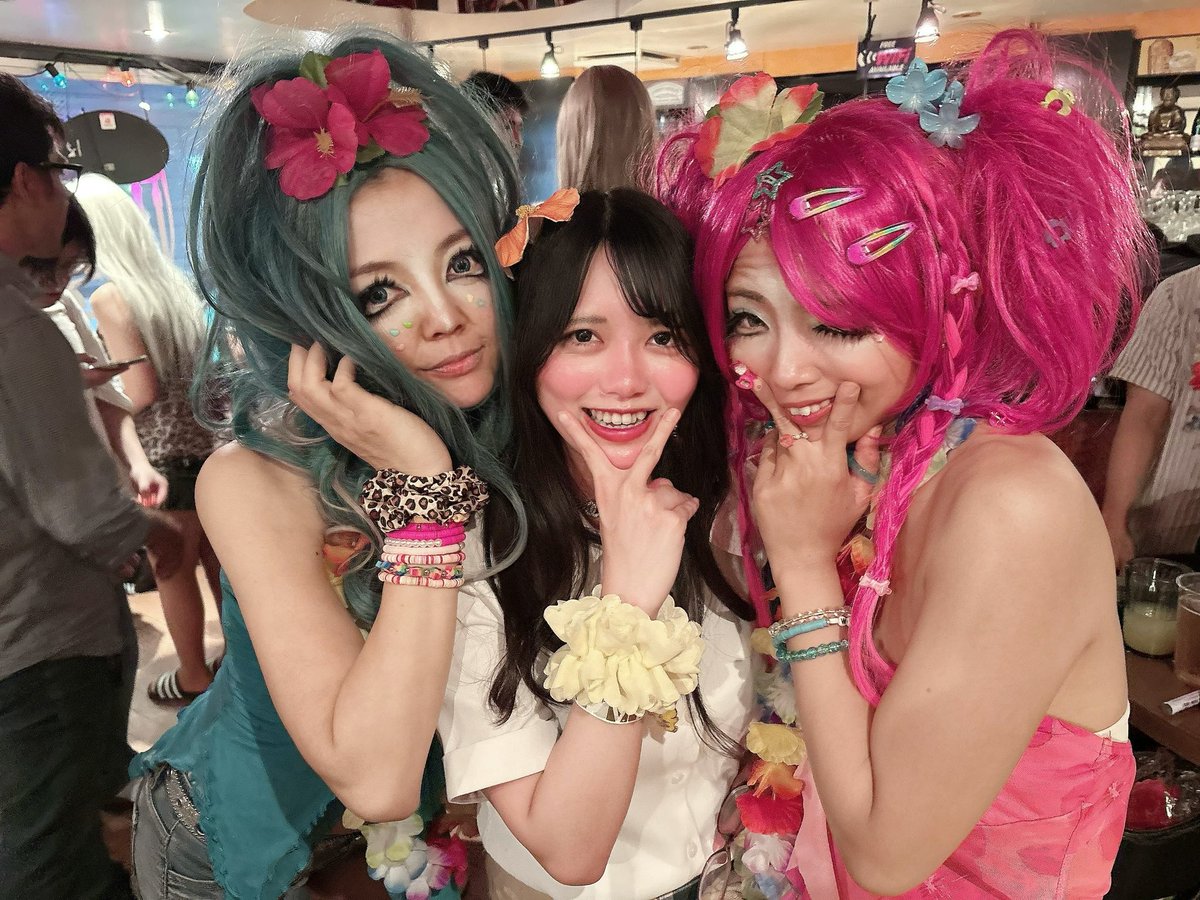 ckpi_maru's tweet photo. むいさんの平成ギャルのイベント行ってきた🌺
やこさんと制服併せ🎀ハイビ貰ってオソロした🫶
にゃもさん達のマンバギャルのクオリティが高すぎたしライブ最高だった〜！！😆🎤
久しぶりにパラパラ踊れて楽しかった！絡んでくれたみなさんありがとうございました！
#べあふぇす #べあふぇす平成祭 https://t.co/6VQxzWVw66