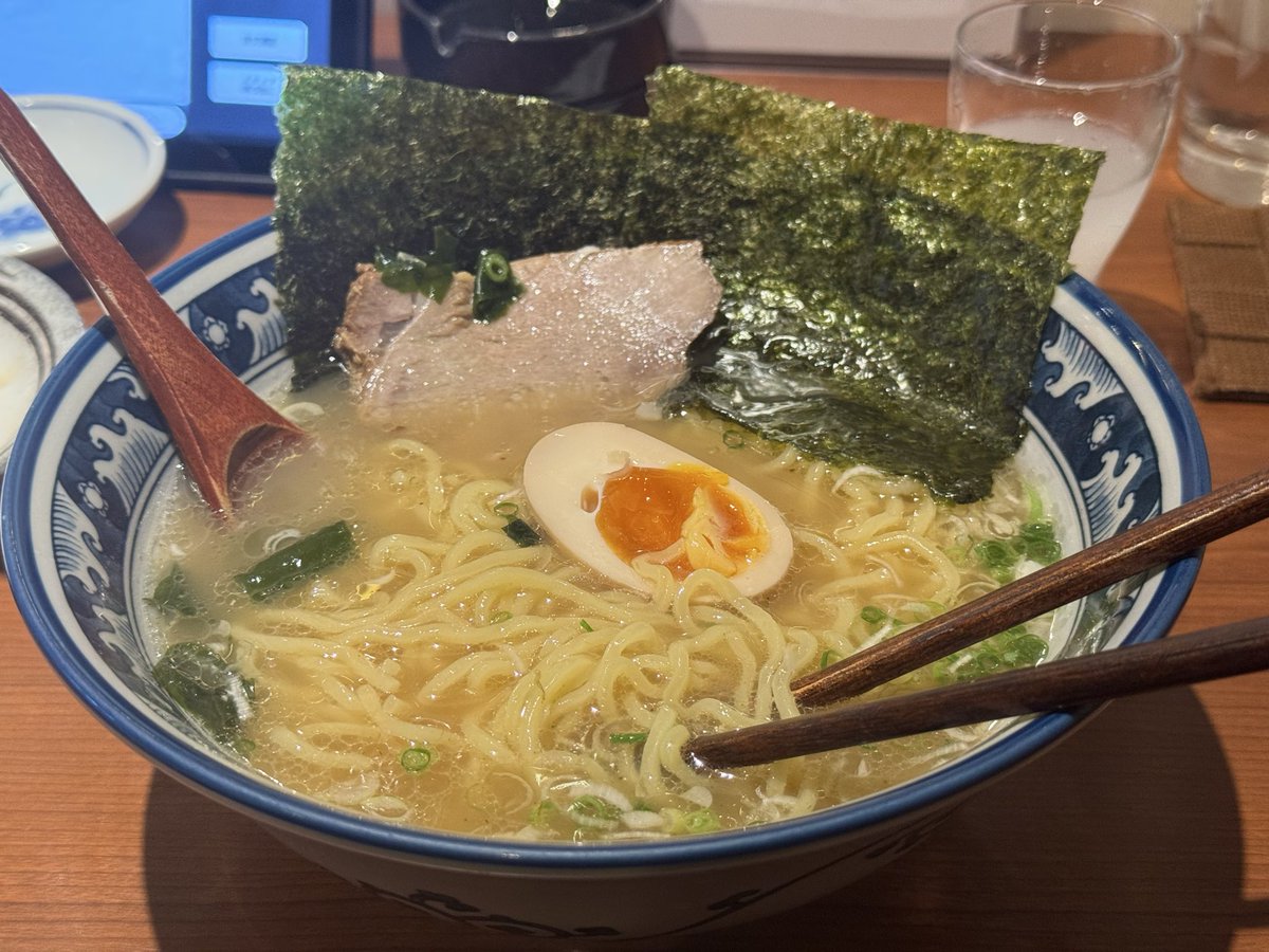 lemuria0401's tweet photo. 〆のラーメンやでやでー https://t.co/V4aFYj4ZA4