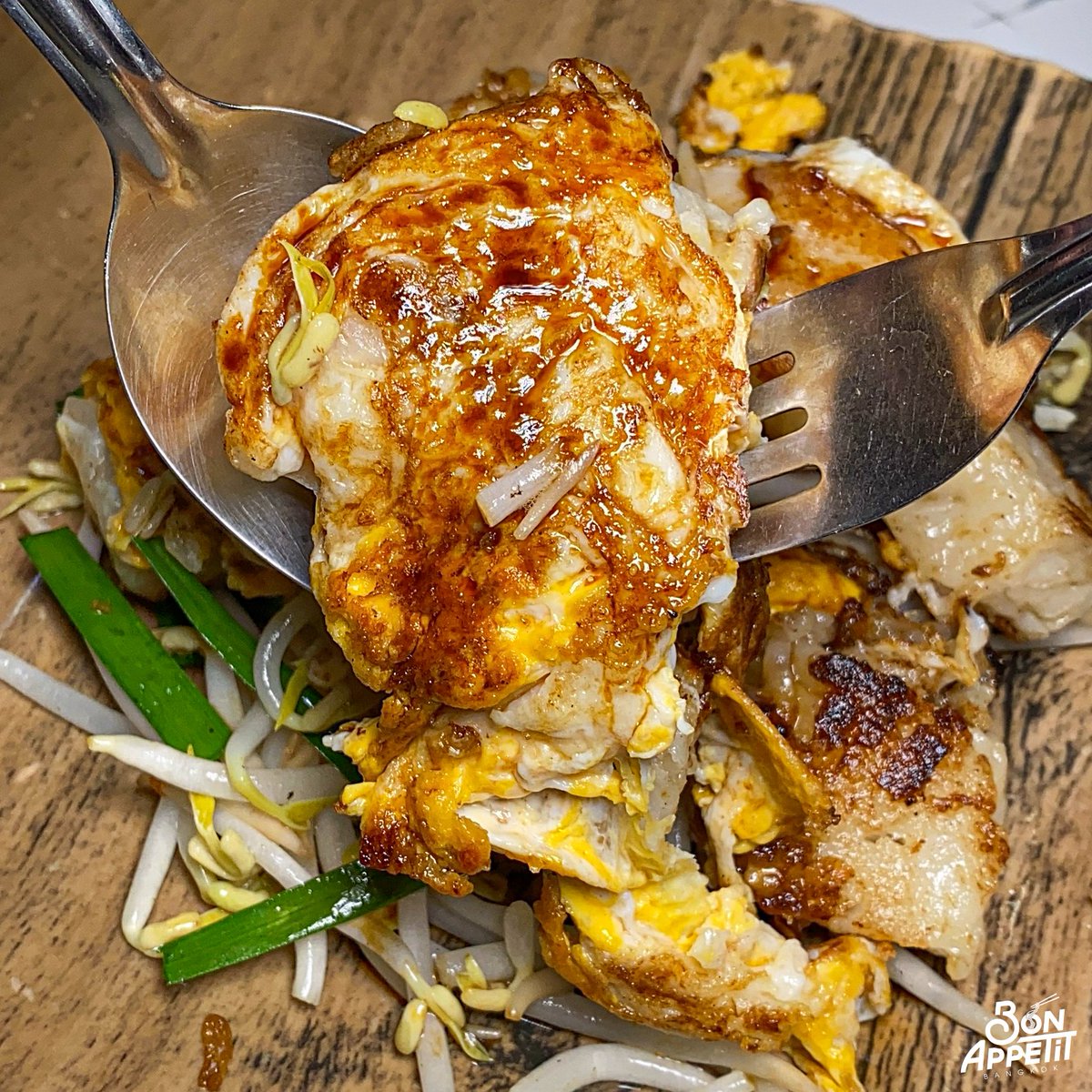 bon_appetitbkk's tweet photo. หอยทอดเท็กซัส เยาวราช ร้านโปรดป๊าตลอดกาล!! อร่อยแบบคลาสสิค ดีงามทั้งขนมผักกาดและหอยทอด~👴🏻🦪

ร้านนี้บอกเลยว่ารุ่นเก๋าถูกใจ เพราะลูกค้าส่วนมากในร้านคือ รุ่นป๊าน้องทั้งนั้นนน เป็นร้านลับ ๆ อยู่ในซอย เยาวราช 2 จ้า✨

ปกติป๊าจะชอบมากินหอยทอดที่นี่อยู่แล้ว  หอยทอดคืออร่อยมากก ทั้งหอยแมลงภู่และหอยนางรม🦪 แต่รอบนี้ป๊าพามาลองกินขนมผักกาด บอกเด็ดเหมือนกันต้องลอง!!

ร้านนี้ทำแป้งเองเลย ตัวแป้งทำจากหัวไชเท้า และเอกลักษณ์ของร้านนี้คือเค้าจะใส่หัวไชเท้าเยอะมาก ๆ แบบหัวไชเท้าเน้น ๆ เลย~ ทำให้รสและกลิ่นชัดมากกก ไข่ที่ผัดมาด้วยหอมกระทะสุด ๆ แป้งนุ่ม รสชาติจะไม่ได้จัด ไลท์ ๆ กินง่าย แนะนำกินกับซีอิ๊วหวาน อร่อยเลย!!🤍🤍