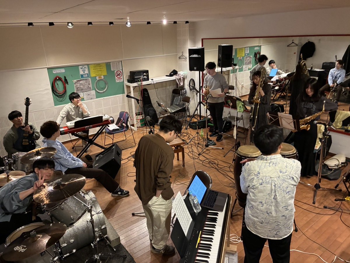 mechaikeno's tweet photo. 7/19のライブ、スカパラの初練習でした。Tp. Tb. A.Sax T.Sax B.Sax と5人のホーンセクションをお迎えしました。管の譜面を書くのはとても勉強になりました。イメージしていた音がなることは素晴らしいことです。総勢12人、楽しみます。 https://t.co/ng3WQV4srj
