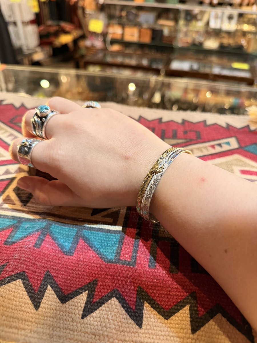 BIG HANDの一点物のシルブシリーズのフェザーバングルです✨細めの