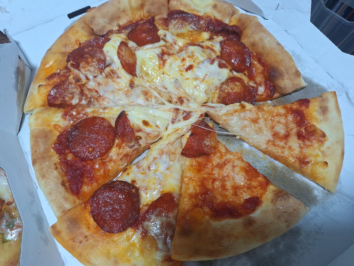 tkabuchan's tweet photo. #ピザハット
マルゲリータ🍕
ペパロニクラシック🍕
キャンペーンで持ち帰りM600円🤗
自転車のかごに斜めに入れて運んだらやっぱり崩れたね😅
お腹に入ったら美味しさは変わんない🤤 https://t.co/5fIh7ClrPe