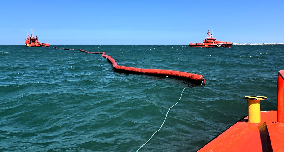 salvamentogob's tweet photo. Tendido de barreras en la lucha contra la contaminación marina por derrames/vertidos de petróleo/combustibles...
3 funciones principales:
Evita que el contaminante se extienda en el agua.
Lo concentra facilitando su recogida.
Protege costas/playas/zonas sensibles.
#MaresLimpios https://t.co/bkWaJI9Iz5