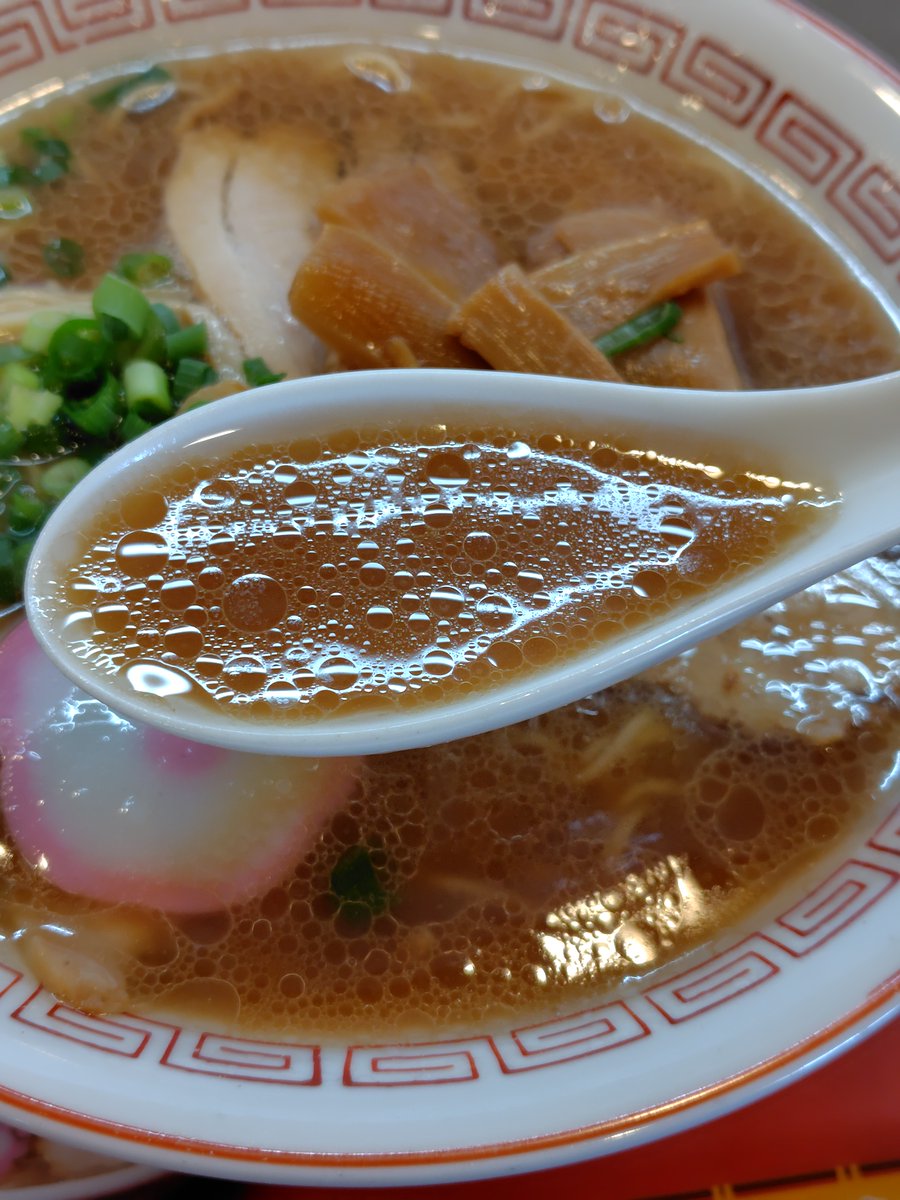ramentengo's tweet photo. 【花月嵐】志村店

✨井出商店（990円）

えっ⁉️🤨
こんなクサい感じなの⁉️

豚骨臭🐷が効いてるw

でも、うまい‼️😍
クサうまだwwwww

俺が知ってる和歌山ラーメンといえば
「まっち棒」や「あがら」だが、
これは、また違った味わいですね

本物の井出商店を食べたことないので
違いが分からーん🤣💦 https://t.co/KKSbtSY54d