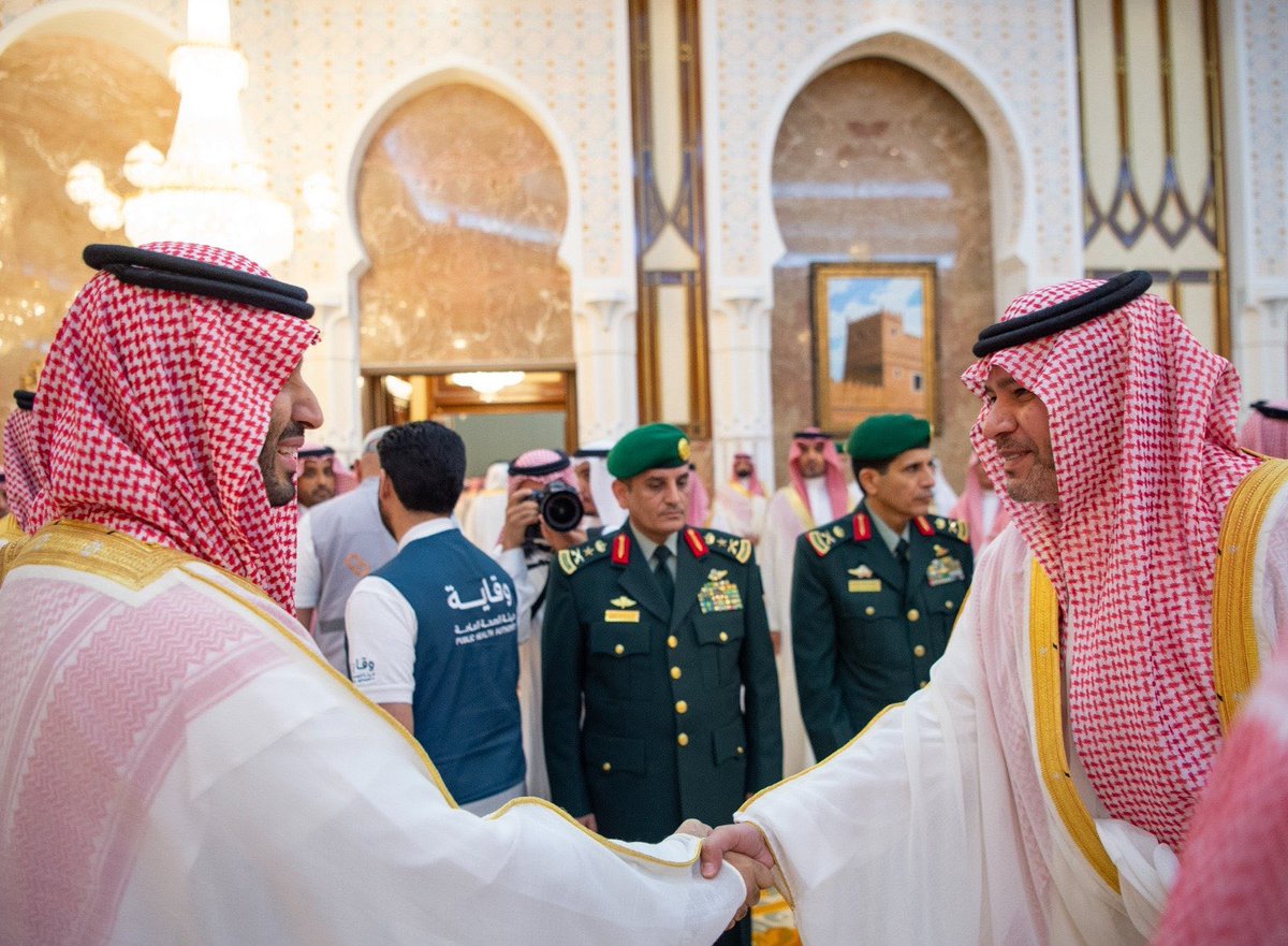 master_key1's tweet photo. الدكتور المهندس إبراهيم الطريري.. كفاءة وطنية في خدمة الصحة والتنمية

تحتاج مسيرة التنمية إلى قيادات تجمع بين العلم والخبرة والإخلاص، وتحول الخطط إلى منجزات تخدم الوطن والإنسان. ومن النماذج الوطنية المتميزة الدكتور المهندس إبراهيم بن سعود الطريري، وكيل وزارة الصحة للإمداد والشؤون الهندسية، الذي قدّم خلال مسيرته المهنية صورةً مشرقة للكفاءة والقيادة المسؤولة.

فقد أسهم، بما يمتلكه من تأهيل علمي رفيع وخبرة تنفيذية واسعة، في قيادة والإشراف على عدد من المشاريع الصحية والتنموية الكبرى، والمشاركة في تطوير المرافق والمنشآت الصحية والمدن الطبية في مختلف مناطق المملكة، بما يعزز جودة الخدمات الصحية ويرفع كفاءة البنية التحتية للقطاع الصحي.

ويستند هذا العطاء إلى خلفية علمية متميزة، حيث حصل على درجة الدكتوراه في التخطيط الحضري، والماجستير في إدارة المشاريع، والبكالوريوس في التصميم والتخطيط العمراني، وهي مؤهلات انعكست بوضوح على قدرته في إدارة المشاريع وتحقيق مستهدفاتها بكفاءة واقتدار.

ولا يقتصر أثر العمل في الإمداد والشؤون الهندسية على إنشاء المباني وتجهيز المرافق، بل يمتد إلى دعم جاهزية المنشآت الصحية وتمكين الكوادر الطبية من أداء رسالتها، وهو ما يجعل هذا القطاع أحد الركائز الأساسية في تطوير الخدمات الصحية وتحسين جودة الحياة.

وخلال مسيرته القيادية، تميز الدكتور الطريري بقدرته على العمل المؤسسي الفاعل، وذلك ناتج عن التنسيق المستمر مع معالي وزير الصحة، وتنفيذ التوجيهات العليا بكفاءة عالية، وترجمتها إلى مشاريع ومبادرات تسهم في تطوير القطاع الصحي وتحقيق مستهدفات رؤية المملكة الطموحة.

ولم يكن نجاحه الإداري وحده محل تقدير من زملائه ومنسوبيه، بل عُرف كذلك بتواضعه وحسن تعامله وقربه من العاملين معه، وهي صفات أكسبته احترام الجميع ومحبتهم، وجعلت أثره الإنساني حاضرًا إلى جانب منجزاته المهنية.

كما تتجلى روحه الوطنية في مشاركاته الميدانية خلال مواسم الحج، حيث يسهم مع زملائه في دعم الجهود المبذولة لخدمة ضيوف الرحمن، وتوفير المرافق والخدمات التي تعكس ما توليه المملكة من عناية واهتمام بالحجاج والمعتمرين.

وجاء تشرّفه بالسلام على سمو ولي العهد الأمير محمد بن سلمان بن عبدالعزيز تتويجًا لمسيرة حافلة بالعطاء والإنجاز، وتجسيدًا لما تحظى به الكفاءات الوطنية المخلصة من تقدير وثقة، وهي تسهم في خدمة الوطن والمشاركة في بناء مستقبله وتحقيق تطلعاته التنموية.

إن أمثال الدكتور المهندس إبراهيم الطريري يمثلون رصيدًا وطنيًا مهمًا، ويجسدون نموذج المسؤول الذي يجعل من العلم والعمل والإخلاص أدواتٍ للبناء والتنمية، ومن خدمة الوطن رسالةً ومسؤوليةً وأثرًا ممتد للأجيال القادمة.