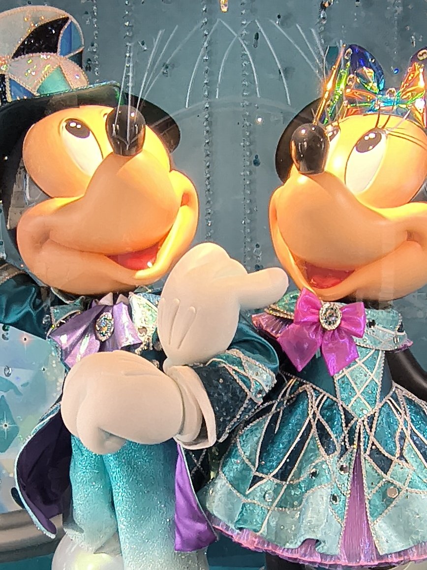 tanavex's tweet photo. 今更なんで既出だったら
申し訳ないんですけど
エンポーリオのウィンドウ
ミキミニなんでグローブのライン
白いんですかね？
塗り忘れ？？ https://t.co/YtR2JbBfGp
